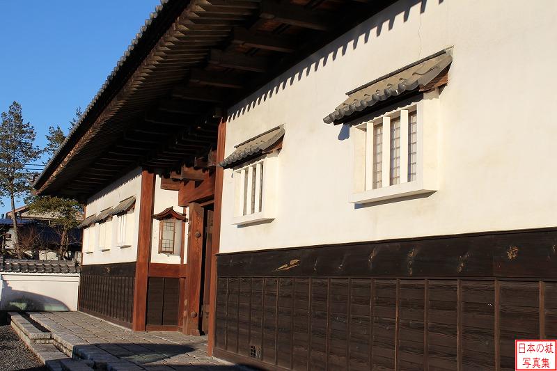 関宿城大手門。幕末に戦費調達のために豪族に売却され埼玉県鷲宮付近に移築されたと言われる。その後、栃木県下野市のとんかつ店に移築されている。