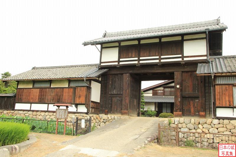 飯田城 移築城門（八間門） 八間門と左手の長屋