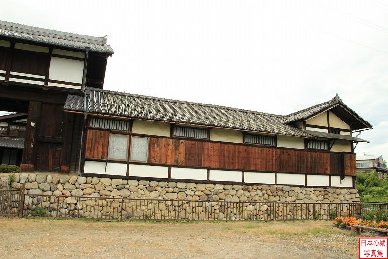 飯田城 移築城門（八間門） 八間門と右手の長屋。櫓門形式で、一階部分は文禄年間(1592～96)の、二階部分は江戸時代初期の建築と推定される。左右に四間ずつ長屋が附属する。
