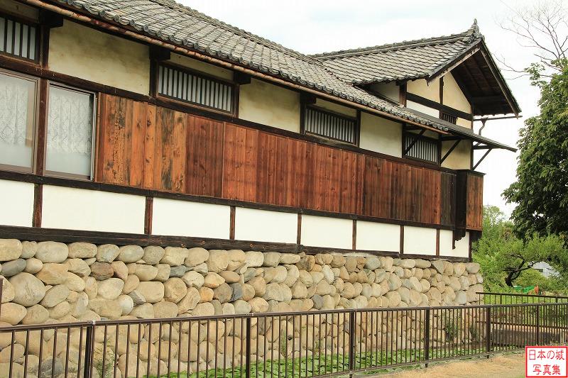 飯田城 移築城門（八間門） 八間門と右手の長屋。明治四年(1871)に払い下げられ当地に移築された。