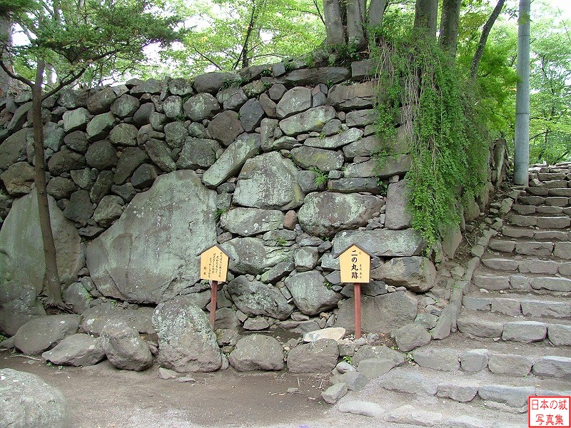 右は二の門右側の二の丸跡へ登る石段。左の石垣中には大きな鏡石が見える。そこにはなんと、著名な歌人の若山牧水の歌が刻まれている。
