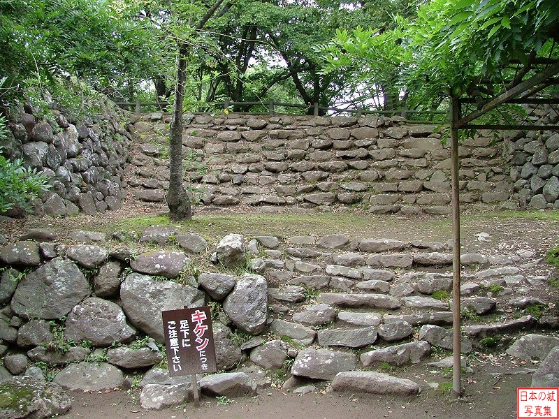 本丸内の石垣。雁木状の石段で複数の塀が同時に石垣上に登ることができた。