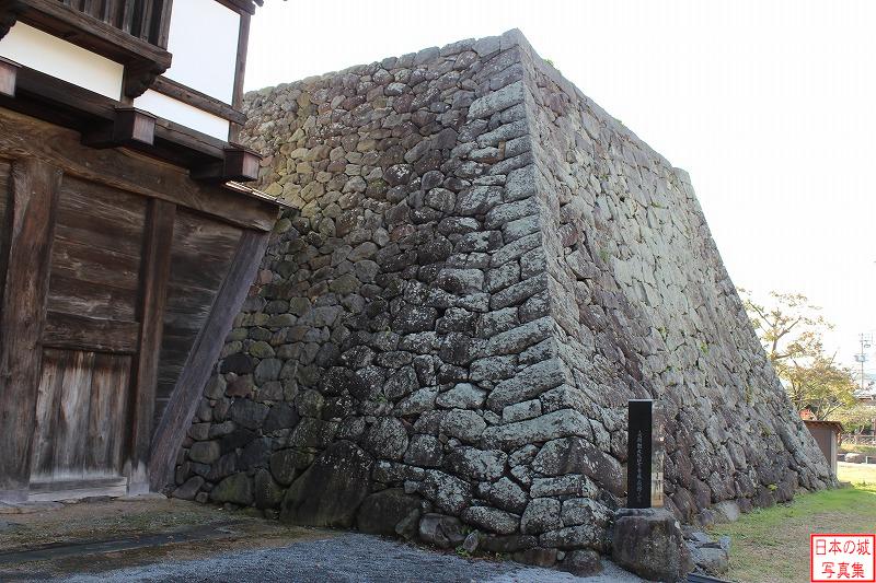 小諸城 大手門を外側から 大手門右脇の石垣。大手門上の櫓門部分と石垣は接してなく、木の仕切りが設けられている。通常櫓門脇の石垣の高さは櫓門の床の高さと同じなので、往時と現在では石垣の高さが異なるのかもしれない。