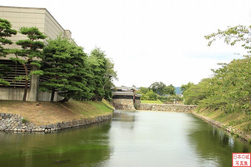 松本城 太鼓門 二の丸東側の水濠。太鼓門が見える