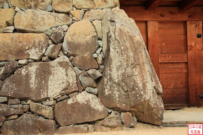 太鼓門の石垣に巨石が用いられている。この巨石は「玄蕃石」と呼ばれ、高さ3mほど、重さは22.5トンあると言われる。