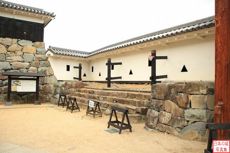 松本城 太鼓門 枡形内高麗門左手のようす。矢狭間の設けられた土壁が見える。