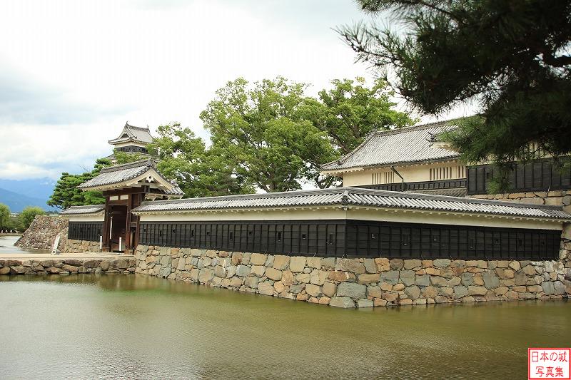 松本城 黒門 黒門と土橋。二の門が一の門と平行して建てられており、二の門の上から濠に向かって攻撃することができた。