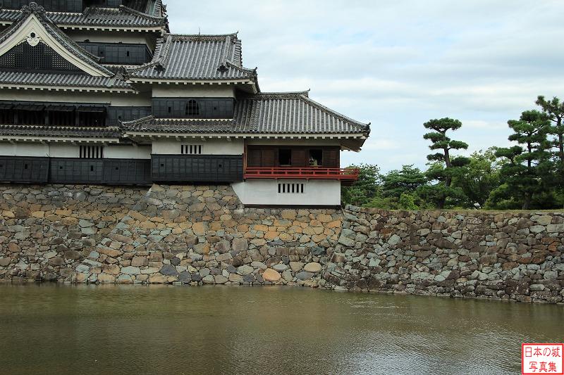 松本城 月見櫓・辰巳附櫓 月見櫓・辰巳附櫓を水濠越しに見る