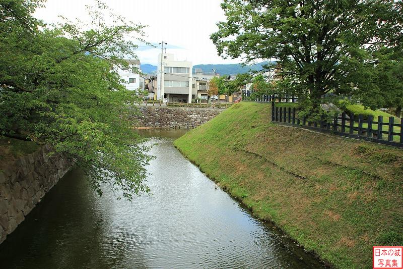 松本城 水濠 水濠と石垣、土塁