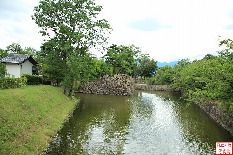 松本城 水濠 水濠と石垣、土塁
