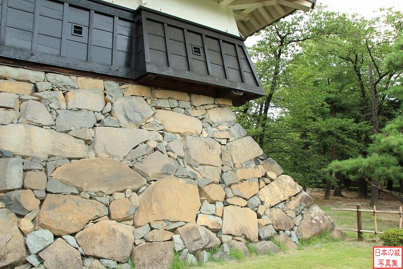 松本城 乾小天守・渡櫓 乾小天守の石落とし。石垣は文禄・慶長期の古いもの。