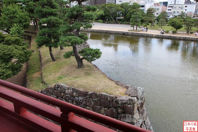 松本城 月見櫓・辰巳附櫓 月見櫓から内堀と石垣