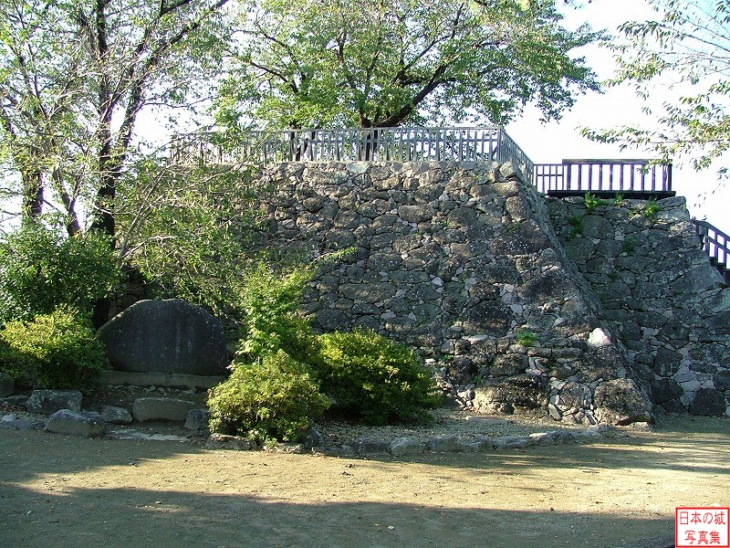 戌亥隅櫓跡。石垣は文禄・慶長期の古いもの。