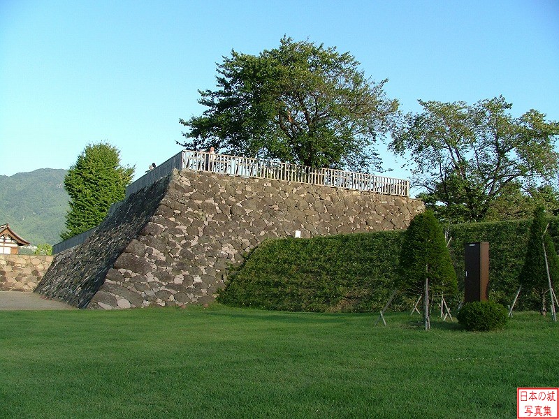 松代城 戌亥隅櫓跡 二の丸から見る戌亥隅櫓跡の石垣と土塁