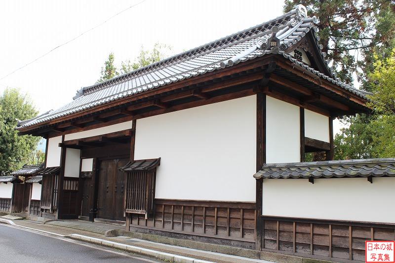 松代城 矢沢家表門 矢沢家は真田家の筆頭家老。長屋門は寛政四年(1729)の建築。平成17年(2005)に火災被害を受けたが、修復された。