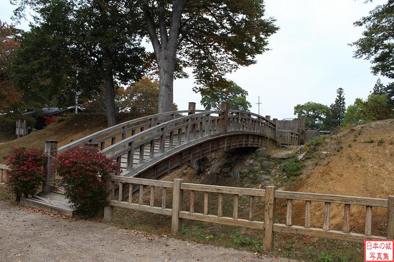 高梨氏館 館西側 館西側には館への入口が2つ設けられている。北側が土橋、南側が木橋である。写真は木橋。