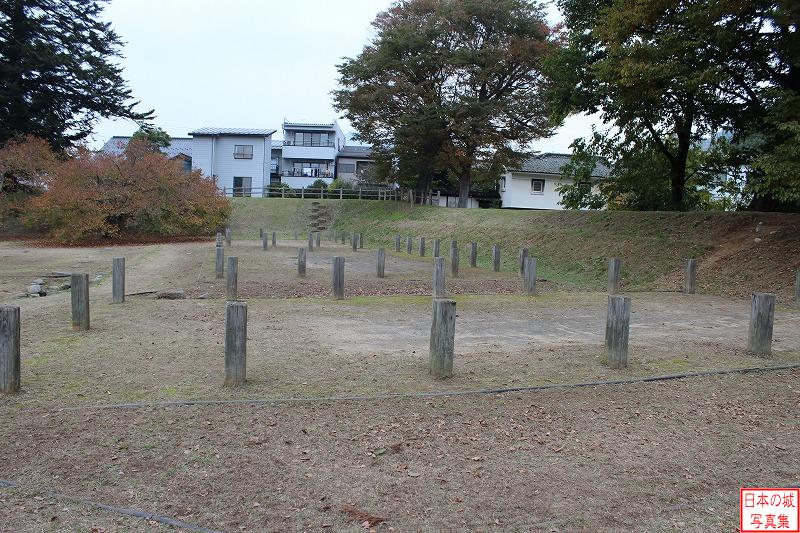 高梨氏館 庭園跡 遺構を守るために、土で保護した上に、石や舗装材で当時の建物の様子が占められている。