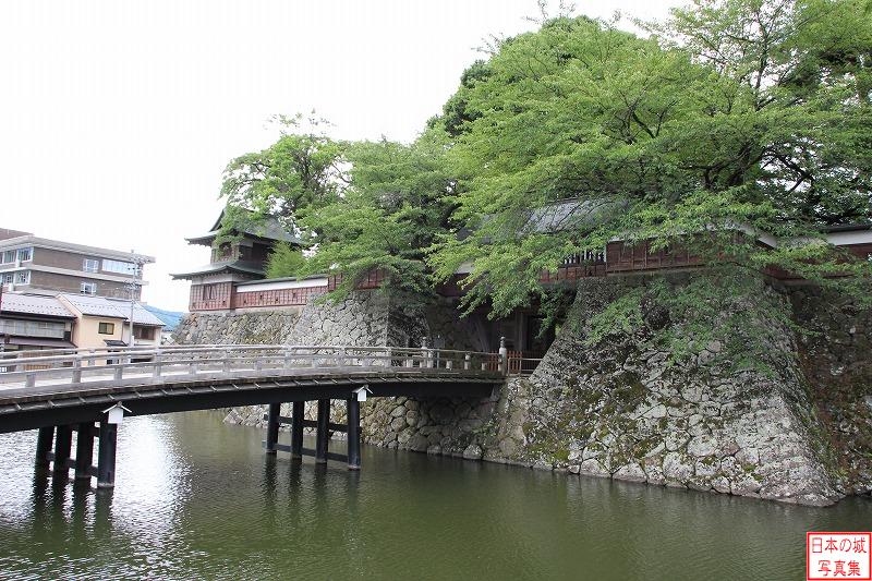 高島城 冠木門・冠木橋 冠木門と冠木橋。名は「冠木門」だが、櫓門形式である。