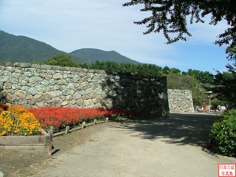 上田城 北虎口 北虎口。この虎口の石垣は発掘調査の結果に基づいて復元された。