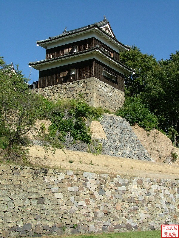 南櫓と石垣。南櫓下の石垣は、上田城南面の天然の要害「尼ヶ淵」より切り立つ断崖に築かれていた。当時から中央部の崖露出部分には石垣は無かった。