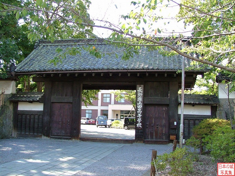 上田城 藩主館跡 藩主館居館表門。現在は長野県立上田高校の敷地となっている。居館の遺構である表門、土塀、濠等に往時の姿をとどめている。現在の表門は、寛政二年(1789)に再建されたもので、薬医門である。