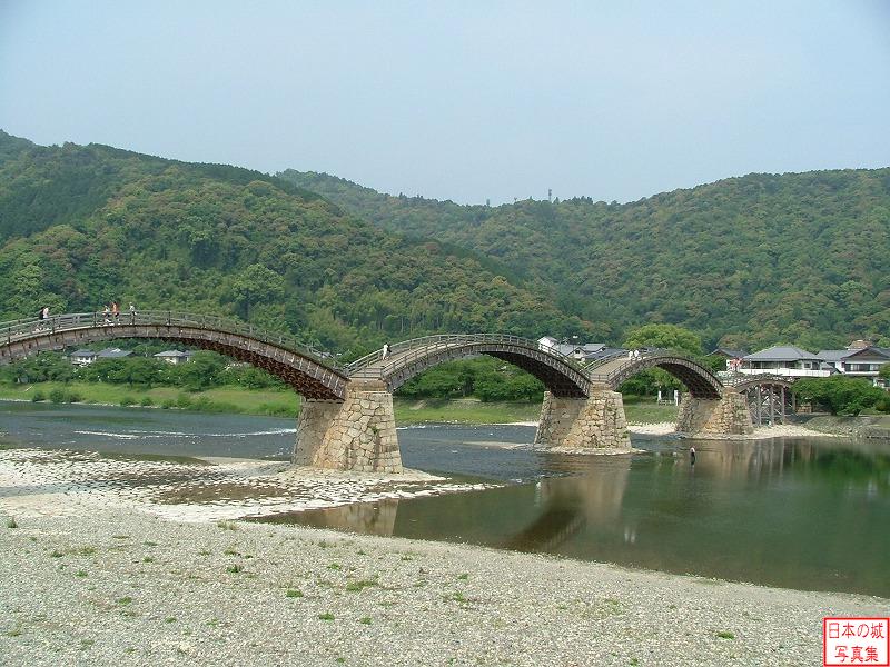 岩国城 錦帯橋 錦帯橋。城下を流れる錦川に架かる橋で日本三奇橋のひとつ。大水に耐えられるよう、中州を設けてそこに橋台を設け木造のアーチ型の橋を架けた。