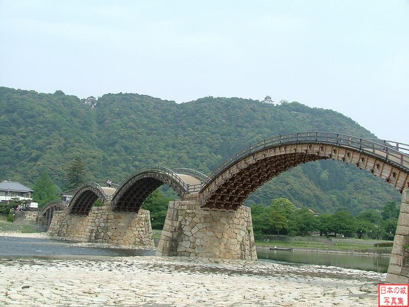 錦帯橋。延宝3年(1673)に完成したが、昭和25年(1950)に台風により流失した。その後昭和28年(1953)に再建されたものが今見る橋である。
