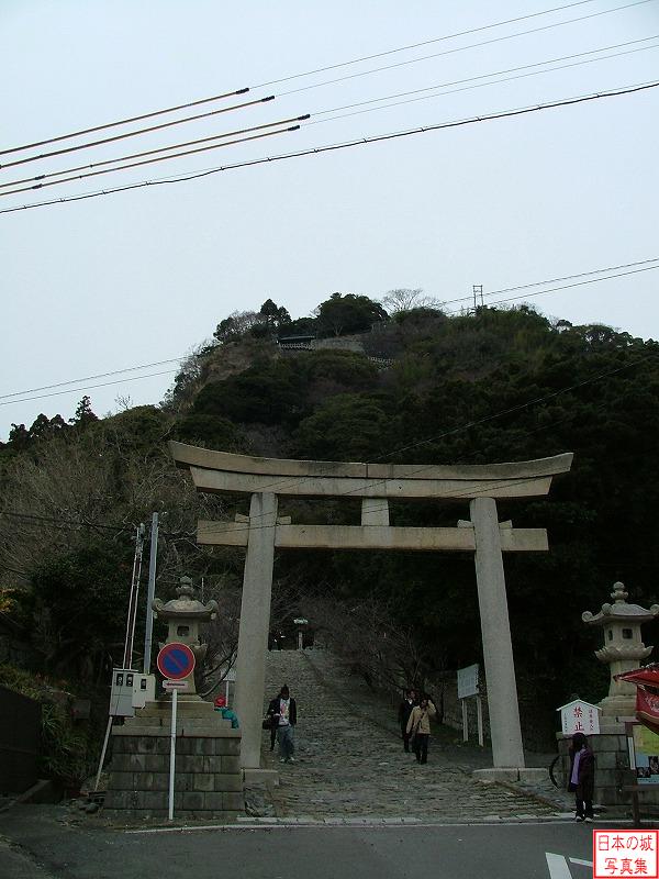 Kunouzan Castle First torii