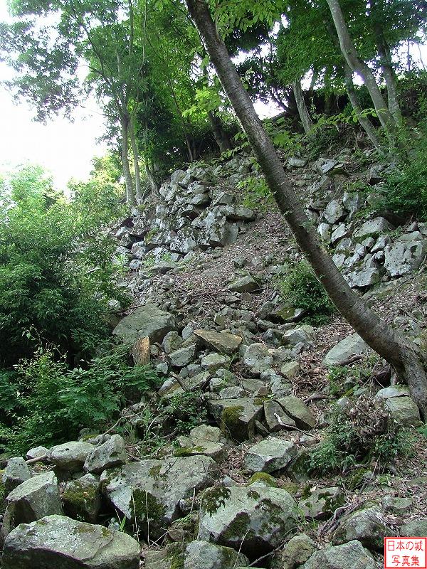 有子山城 有子山城 石垣は一部が崩れている