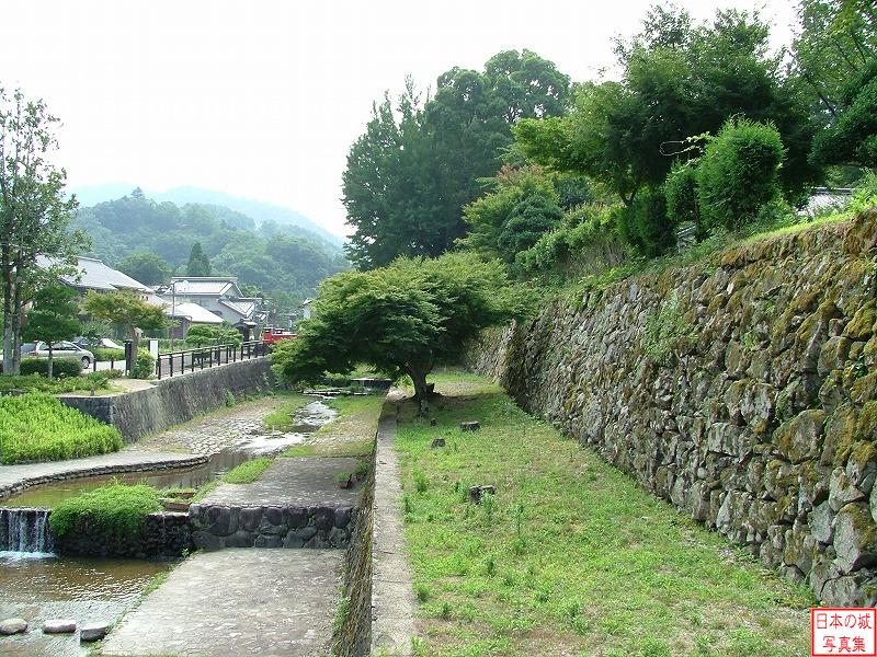 登城門前の石垣と堀
