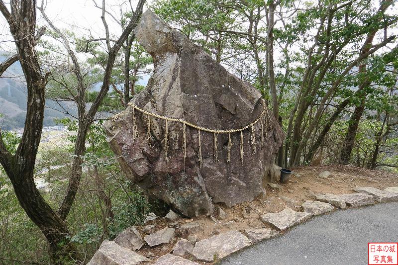 竹田城 城への道 落ちない岩。しめ縄が締められている