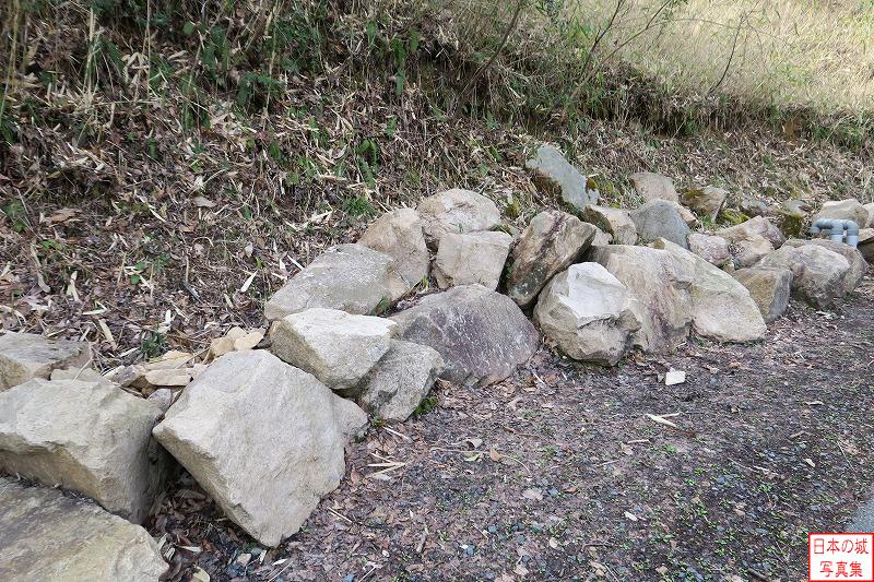 竹田城 城への道 道端に並ぶ石。大きさ的にかつて石垣に使われていた石だろうか