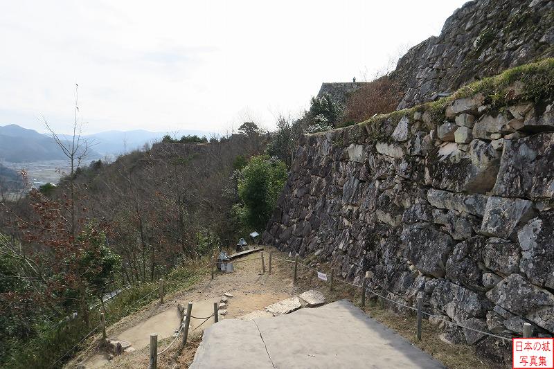 竹田城 大手門 大手門付近から城への道を見下ろす