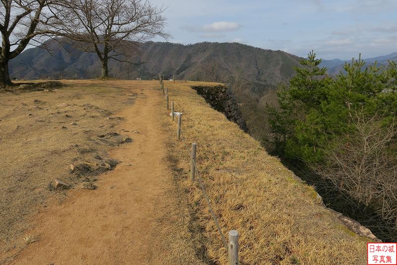 竹田城 北千畳 北千畳の外縁部は直線状になっている。前方には突出部が見える。往時には櫓が建ち、城壁に横矢を掛けたか