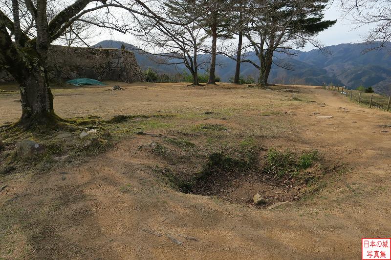 竹田城 北千畳 窪みが見える。かつての井戸跡か？