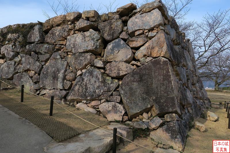 竹田城 三の丸虎口 三の丸虎口石垣。大きな石が用いられており、威厳がある