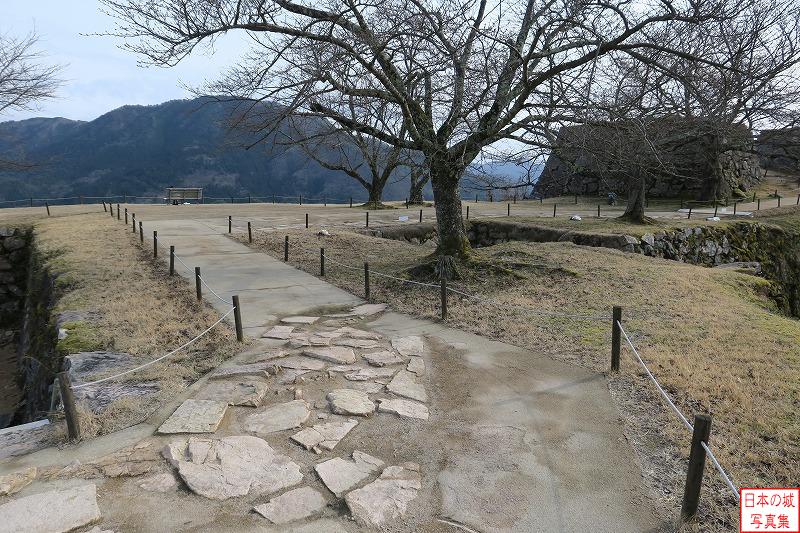 竹田城 三の丸 三の丸のようす。通路が複雑に設定され、侵入が困難。その分、建物を建てる面積はそれほど広くはない