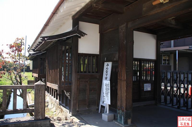 元亀山城三の丸御殿門、入母屋造り、桟瓦葺の長屋門形式。門の左手に潜戸が設けられている。