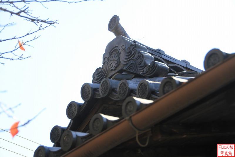 元亀山城三の丸御殿門。鬼瓦には藩主・形原松平家の家紋「八丁子紋」があしらわれる。