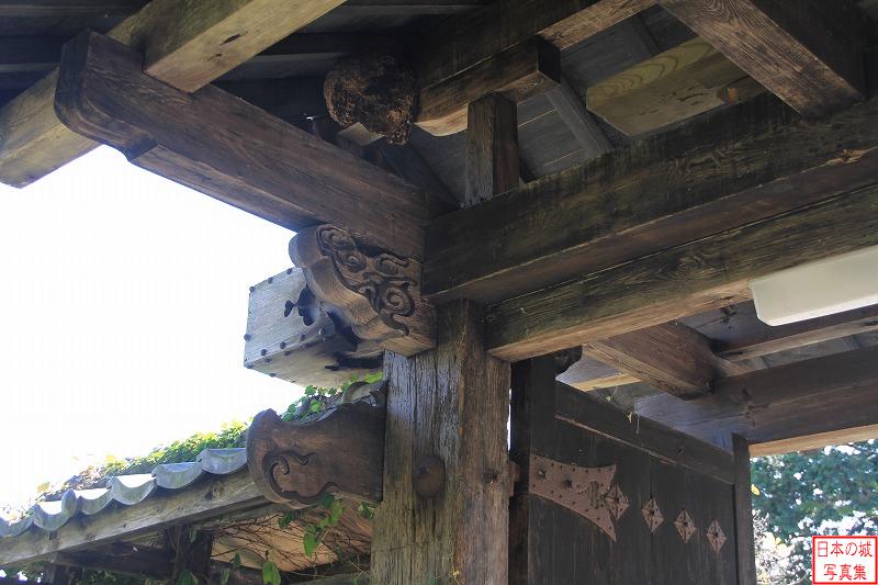 元亀山城城門（桂林寺山門）の屋根を見る
