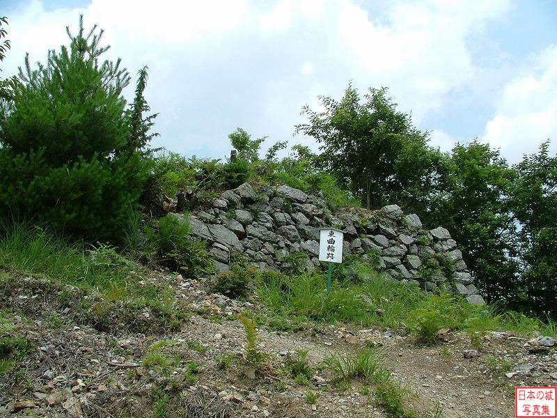 黒井城 山頂 登山道から最初に見えるのは東曲輪跡の石垣。厳しい山登りの苦労がこの石垣を見ると一気に報われる