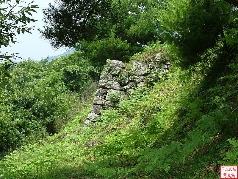 黒井城 山頂 黒井城の石垣は明智光秀の部下・斎藤利三が城主となってから築かれたものと考えられる。