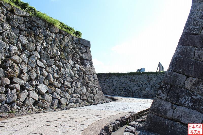 篠山城 表門 表門を右折して城内に進むが、右折したところには中門があった。中門の先でさらに左折し鉄門が待ち構えていた。