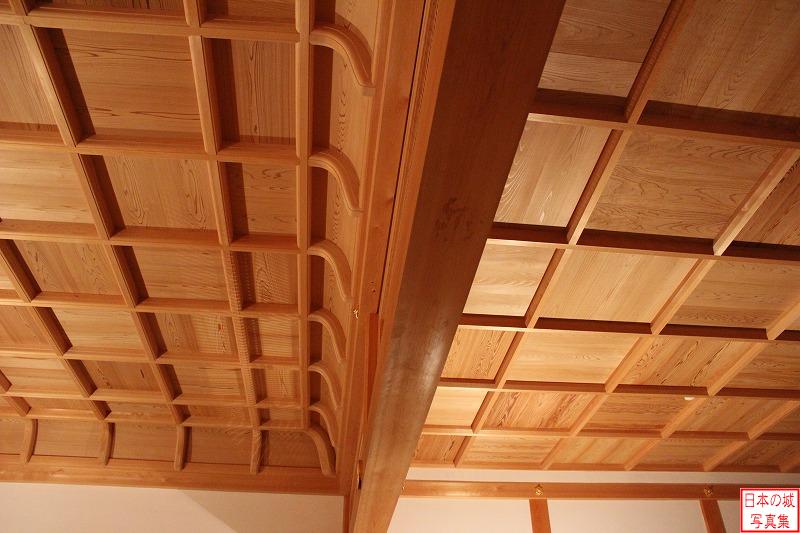 篠山城 大書院内部 上段之間（左）と次之間（右）の天井。天井も格式が異なる。