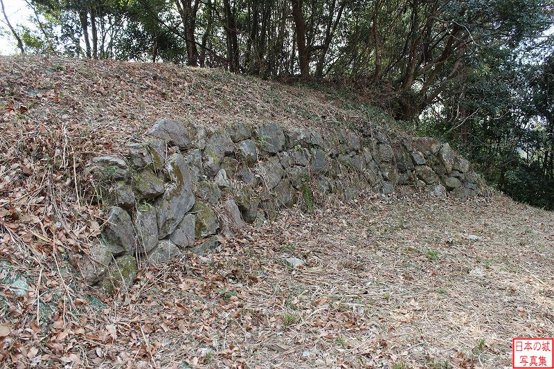 二俣城 蔵屋敷 蔵屋敷の土塁の一部には石垣が用いられる