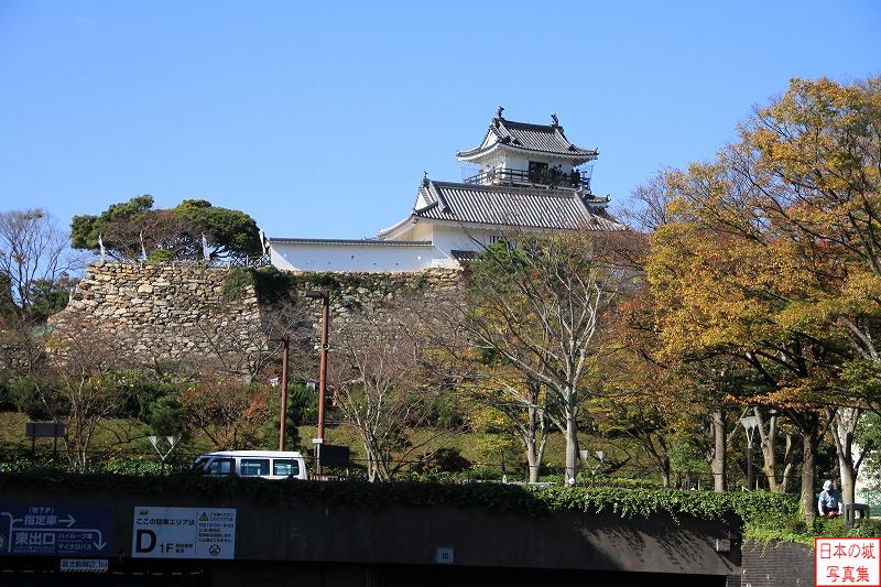 浜松城 浜松城遠景 浜松城を東側から見る。石垣上に天守門と土塀、その奥に天守が見える