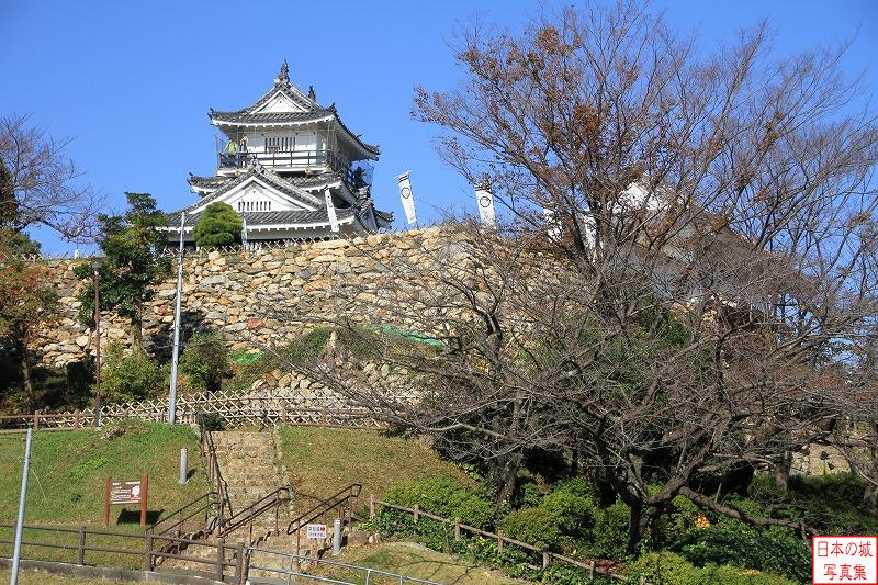 浜松城 浜松城遠景 浜松城を南側から見ると、城のシンボル・天守と、浜松城の特徴である武骨な石垣が見える