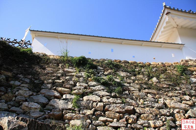 浜松城 天守門 天守門の左右に9mずつ土塀が復元されている。写真は左手の土塀。狭間が幾つか見える