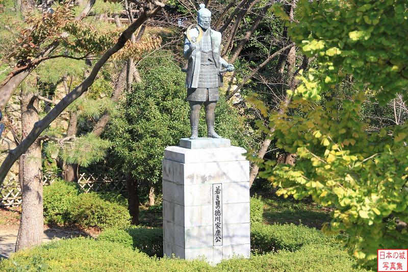 浜松城 本丸 若き日の徳川家康公像。家康は29歳から45歳までを浜松を本拠とした。とはいえ、結構貫禄があるように見える。