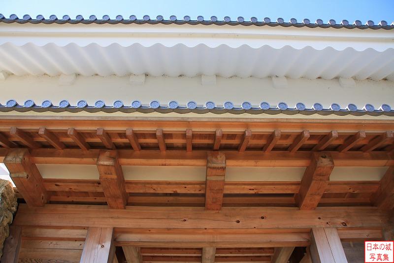 浜松城 天守門 天守門の屋根と庇を見る。庇と門の間の隙間に、石落としがある。